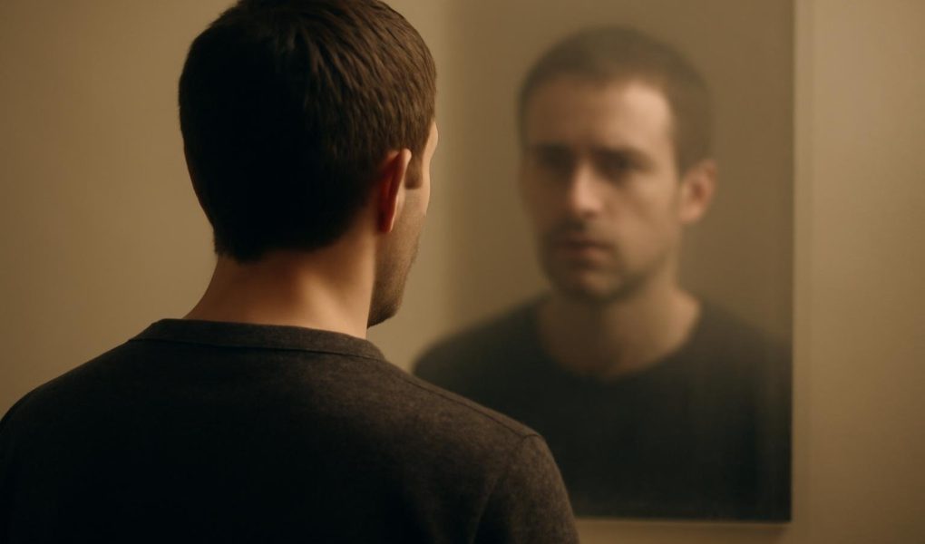 individu-miroir-reflet-flou