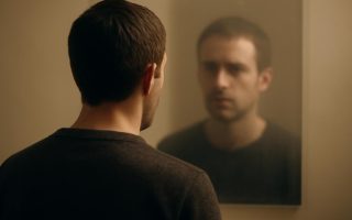 individu-miroir-reflet-flou