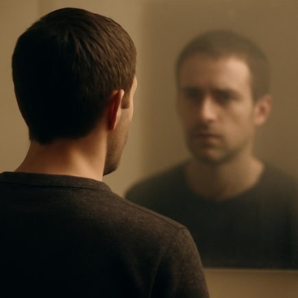 individu-miroir-reflet-flou