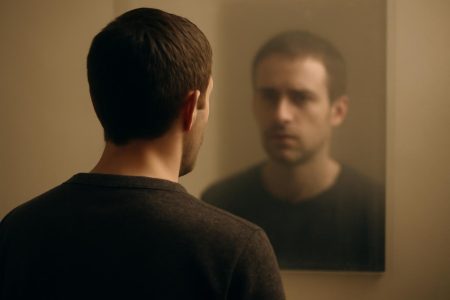 individu-miroir-reflet-flou