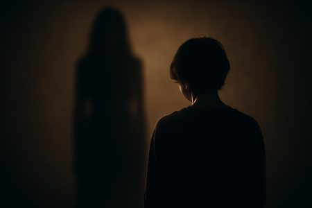 silhouette-feminine-floue-ambiance-introspective