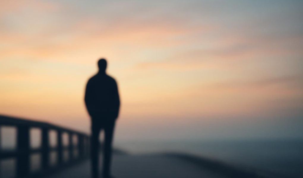 silhouette-personne-bord-pont-horizon