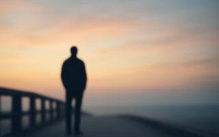 silhouette-personne-bord-pont-horizon