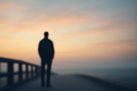 silhouette-personne-bord-pont-horizon