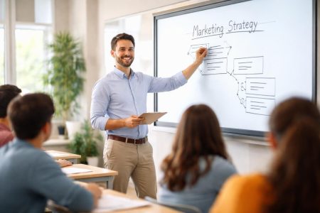 professeur-souriant-tableau-electronique-classe-lumineuse