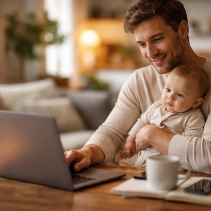 parent-bebe-ordinateur-espace-vie