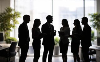 silhouettes-fonctionnaires-bureau-moderne-lumineux